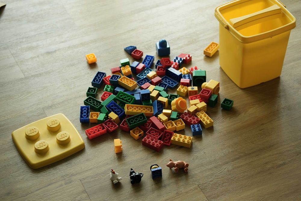 Balde cheio de peças Lego Duplo
