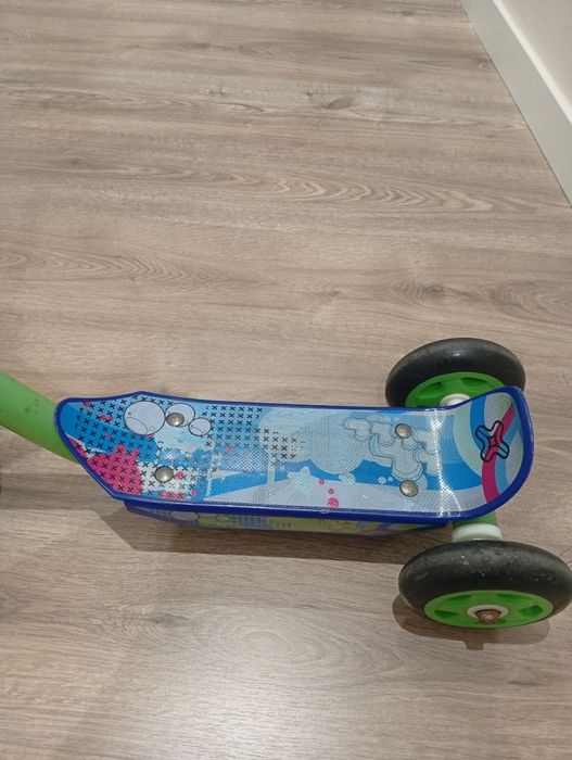 Trotinete infantil de três rodas