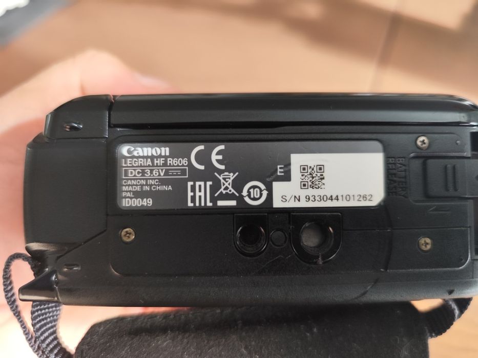 Complete Filming Kit: Canon Legria HF R606 Camera + Tripod64284401223299122