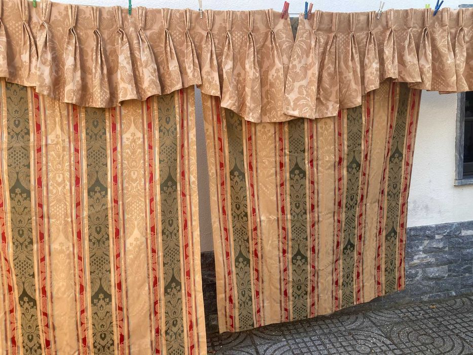 4 Cortinados Amarelos, Vermelhos e Verdes com Floreados