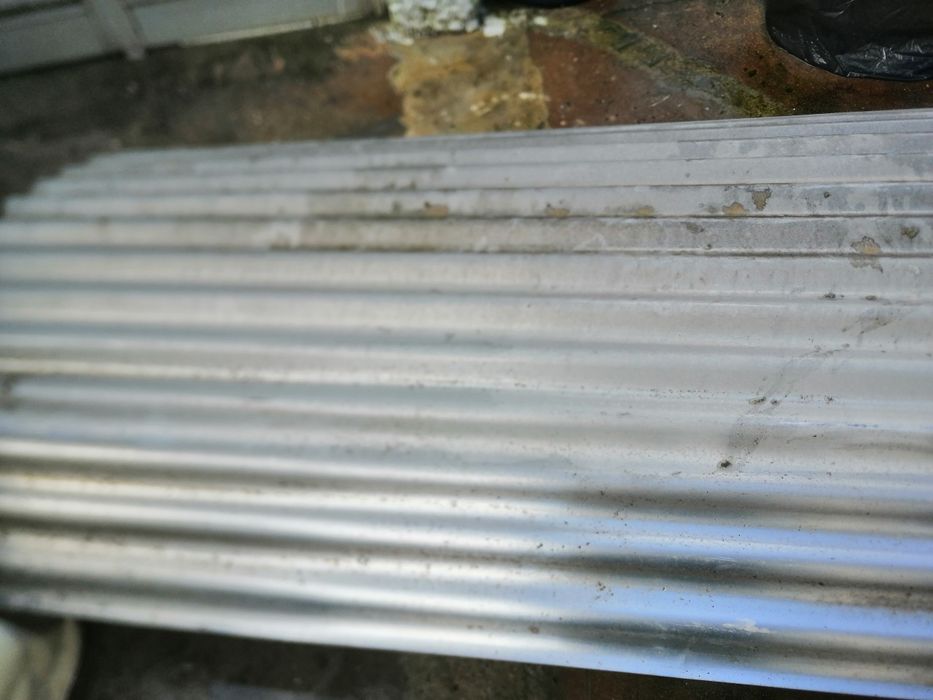 Telha em alumínio com as medidas C 324 cm L 128cm