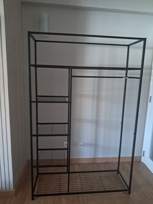 Estante de estilo moderno para colocar roupas penduradas,