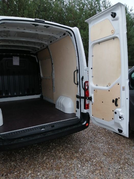 Zabudowa podłogi, boków i drzwi w aucie Opel Movano L2H2