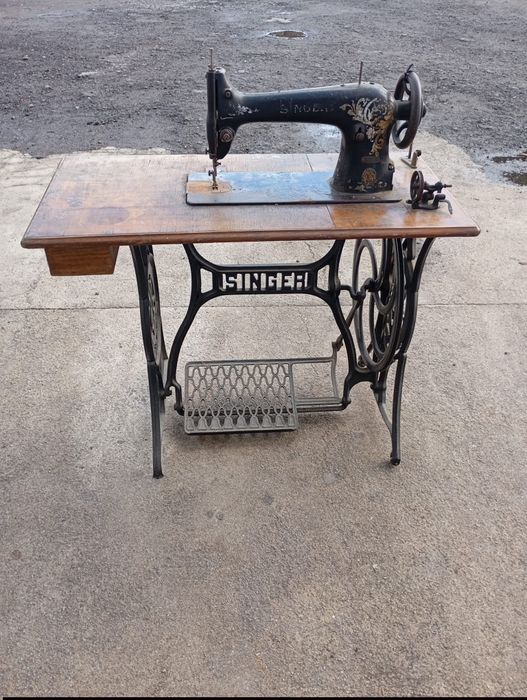 Vendo máquina de costura muita bonita bom estado