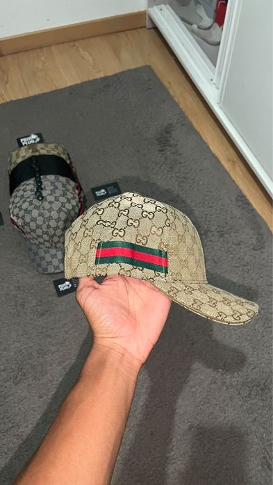 chapeu da gucci dourado