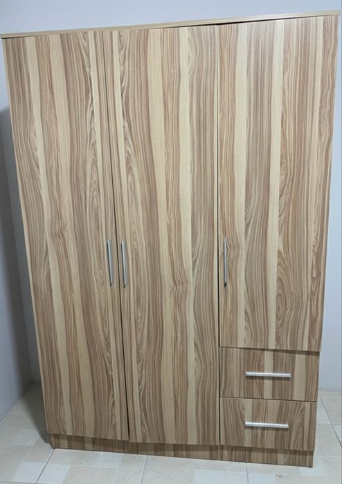 Roupeiro grande de madeira - 3 portas, 2 gavetas