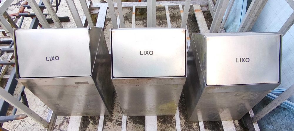 Recipientes em inox, para lixo