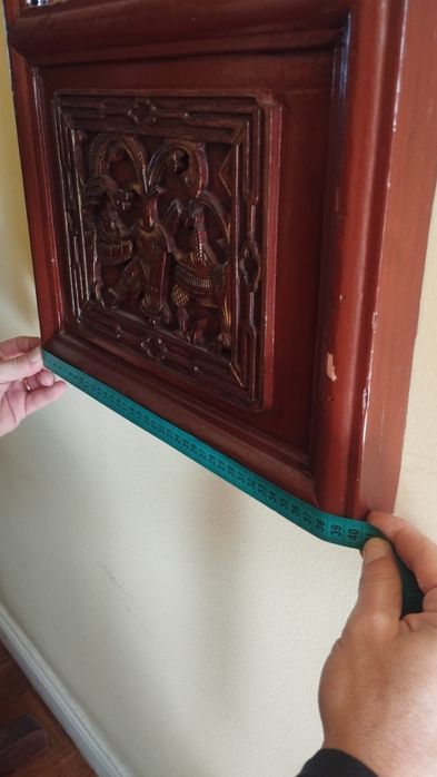 Espelho de Madeira todo trabalho, com aproximadamente 1,18 * 40 cm.