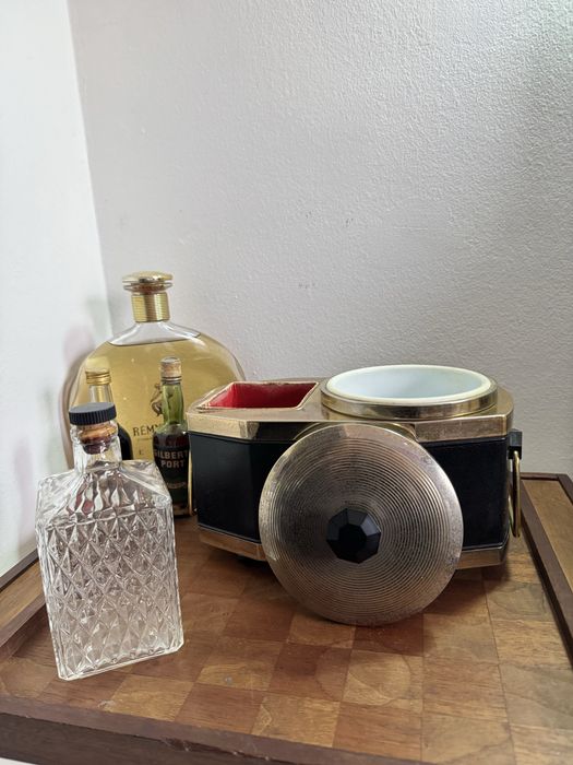 Mini bar antigo. Fabrico japonês