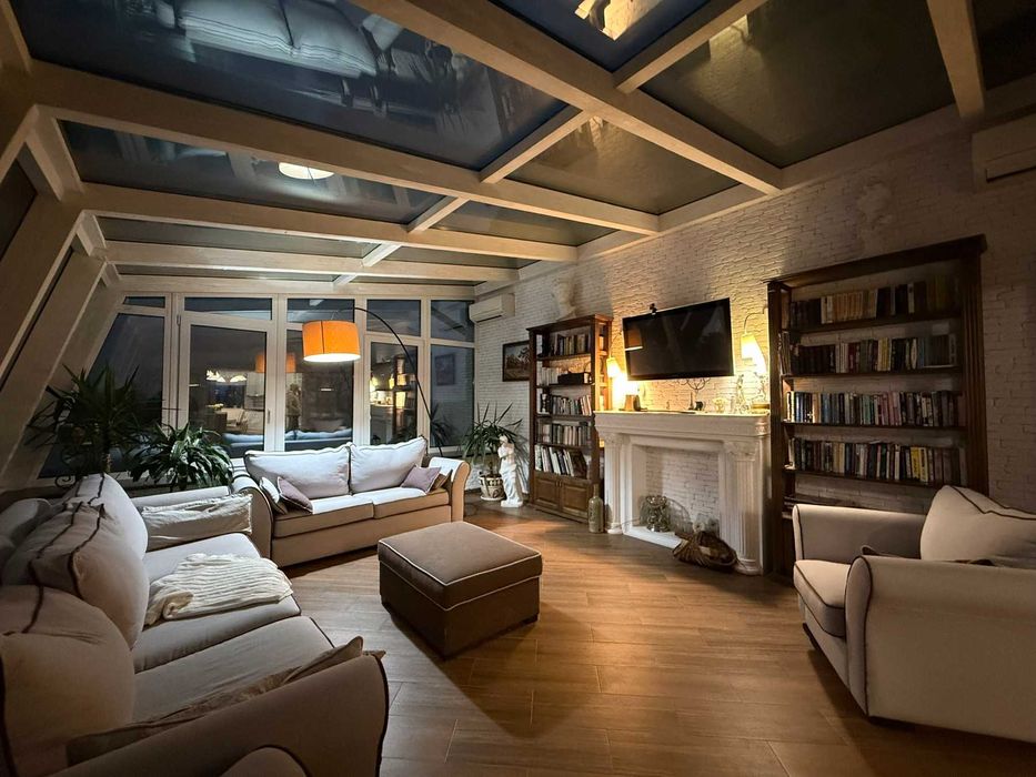 Продаж трикімнатної квартири в Центрі з видовою терасою!