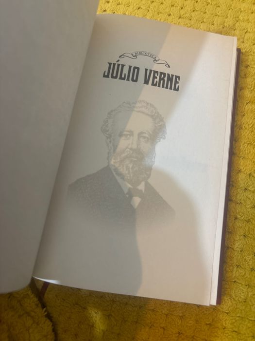 Livro “ Júlio Verne -viagem ao centro da terra”