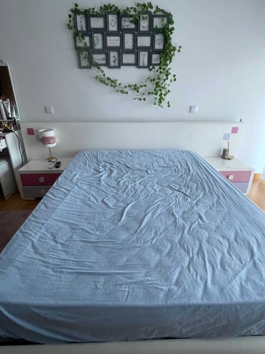 Cama de menina 140*200 com estrado elevatório e mesinhas de cabeceira.s