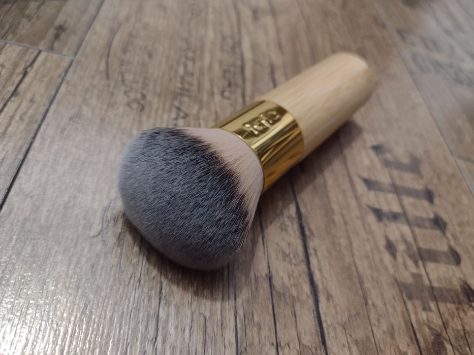 Nowy duży pędzel do podkładu TARTE