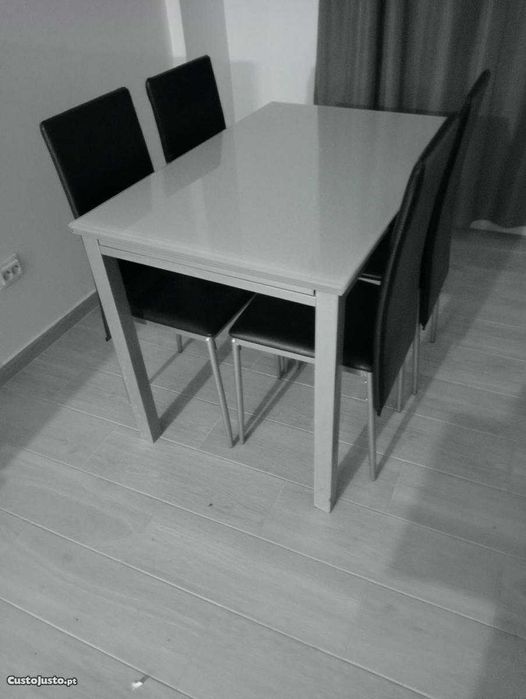 Mesa de vidro extensível, com 4 cadeira,