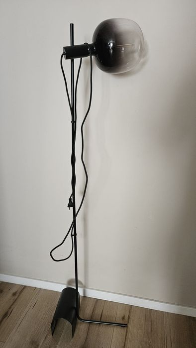 Lampa stojąca czarna