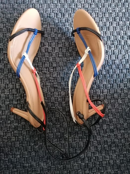 Sandálias para senhora com salto - tamanho 40