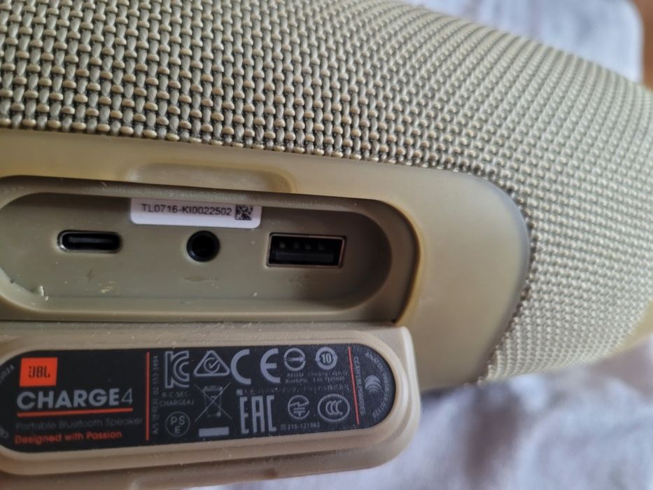 Sprzedam głośnik jbl charage 4