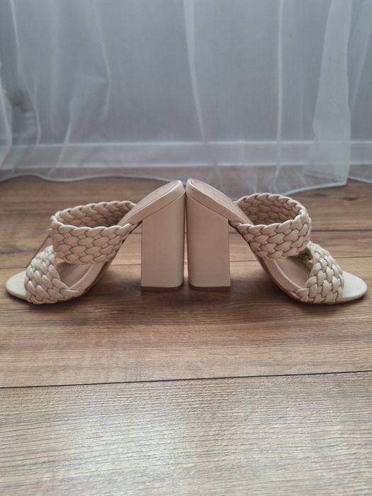 Klapki na słupku RAID 36 beżowe