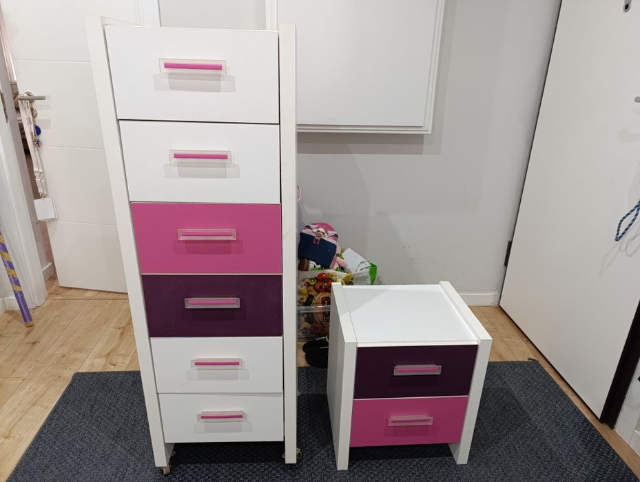 Cómoda com rodas e Mesa de Cabeceira