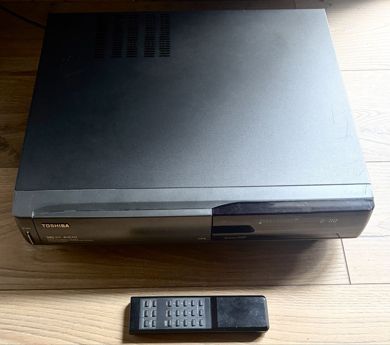 Magnetowid analogowy VHS v-711g z pilotem. Super stan