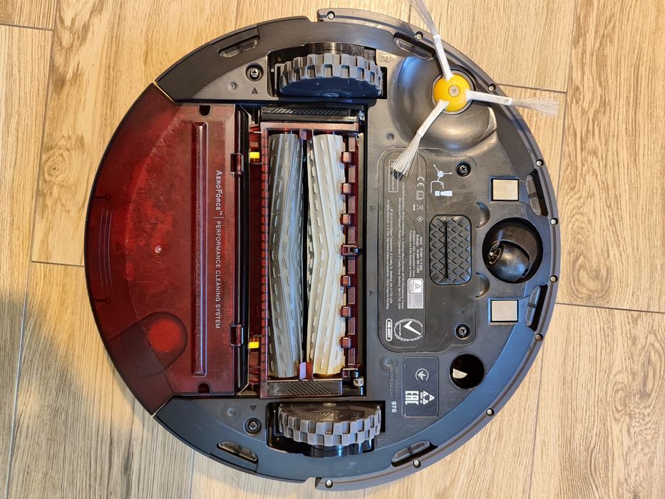 IRobot Roomba 976 robot sprzątający, boczne szczotki, filtry, ściana.