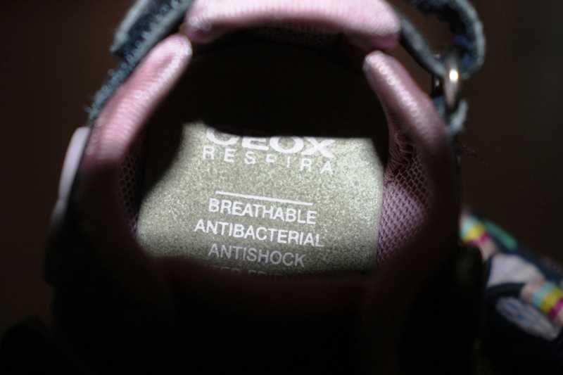 Sandálias azuis e cor de rosa da GEOX tamanho 20