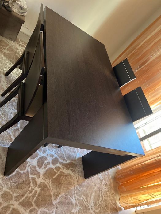 Mesa e 4 cadeiras em Madeira maciça