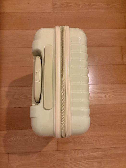 Malas de viagem cor amarela clara marca movom