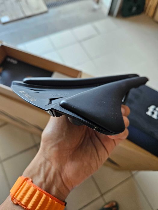 Selim Fizik Antares R1 Versus EVO