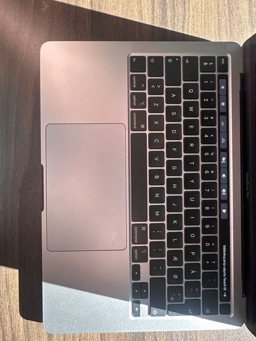 MacBook Pro 2020 intel i5 512gb 90 cykli ładowania