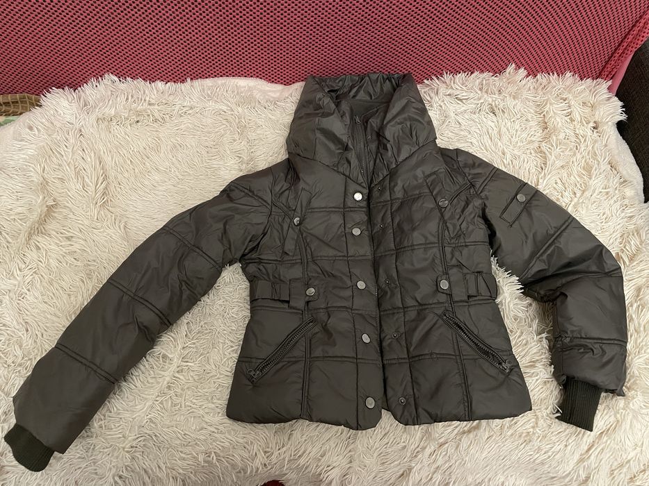 Утеплена куртка з обʼємним воротником графітового кольору