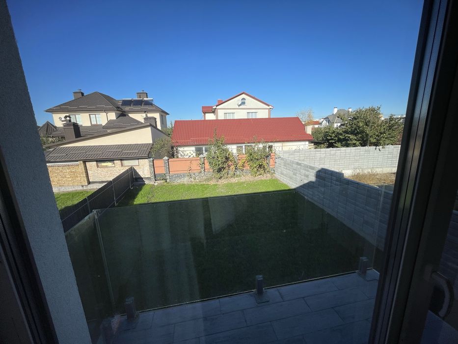 Котедж з ремонтом та великою ділянкою