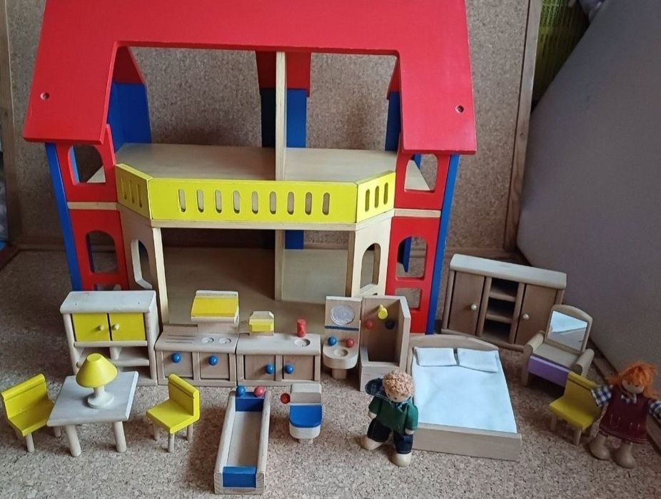 Casa de bonecas em madeira. Conjunto