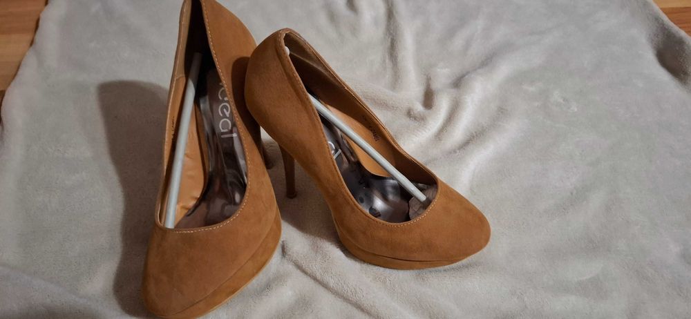 Piekne karmelowe szpilki na platformie