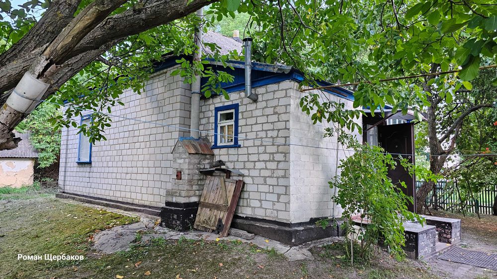 Будинок в селі з газом, пічкою, свердловиною, гарна земельна ділянка