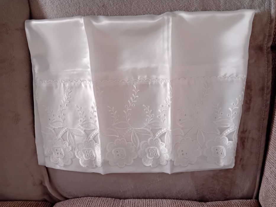 Lençois brancos, de cama de casal, de cetim.