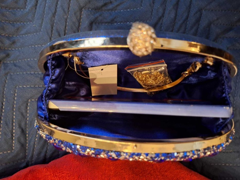 wizytowa torebka mini niebieska z kamieniami