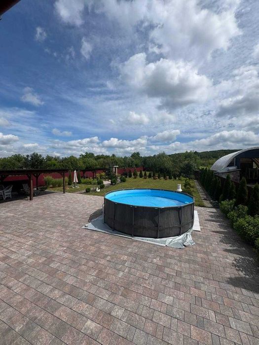 Продається сучасний 1,5-рівневий будинок у с. Барвінок