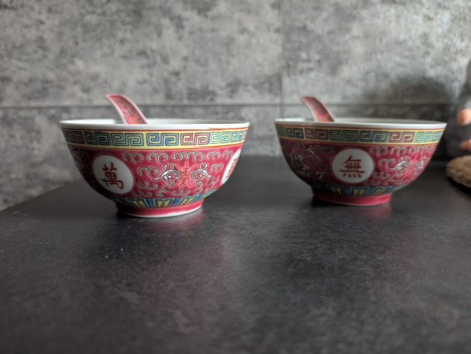 Miseczki z chińskiej porcelany z łyżeczką