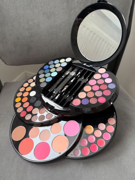 Kula makijażowa paleta cieni glam pallete Douglas