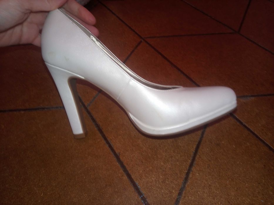 Suknia ślubna oraz buty ślubne