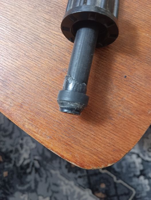 Трубопровод пластиковый на сливной бачок старого образца