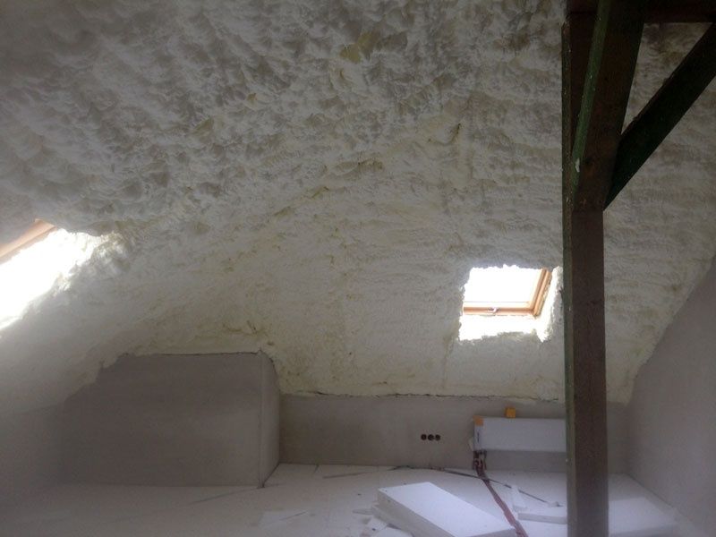 Ocieplanie piana PUR poddasza strop dach lepsze niż wełna mineralna