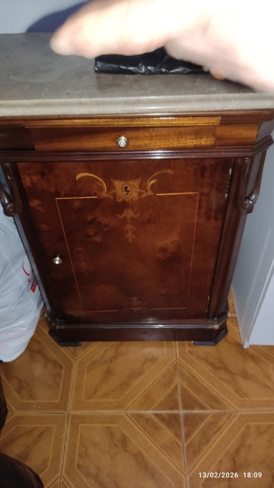 Dou dois móveis bem conservado