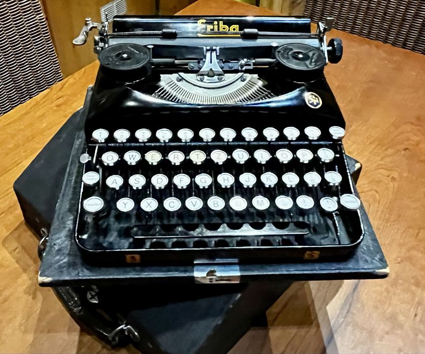Antiga maquina escrever Erika S