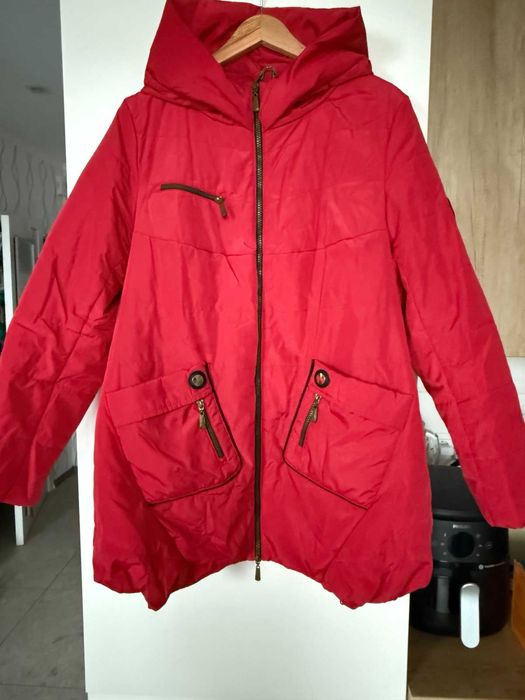Куртка осіння, красного кольору!