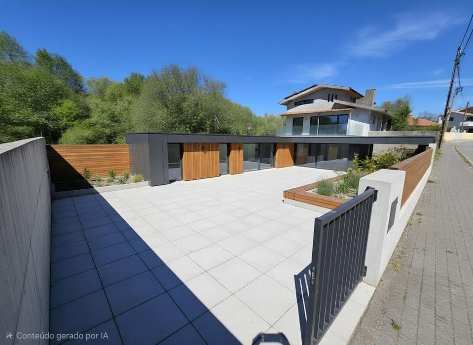 Vendo ou permuto moradia  isolada 3460m2 terreno  e anexos  com 100m2 junto a São João da Madeira
