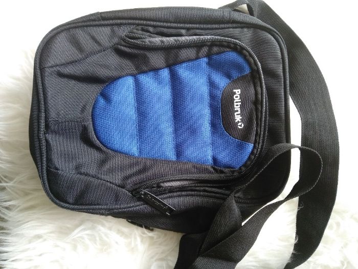 Przedmiotem ogłoszenia jest torba z paskiem z logiem Polbruk