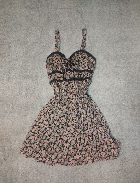 Sukienka w róże na ramiączkach Atmosphere