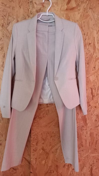 Жіночий брючний костюм.